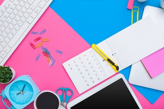A calendar is displayed on a computer monitor on time blocking, surrounded by sticky notes. Next to the computer we can see a telephone, headphones and also colorful markers.